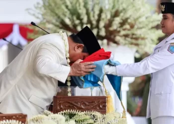 Momen Prabowo Cium Bendera Merah Putih