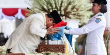 Momen Prabowo Cium Bendera Merah Putih