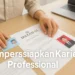 ilustrasi Seorang calon pendaftar sedang menyiapkan dokumen CPNS 2026 di atas meja kerja