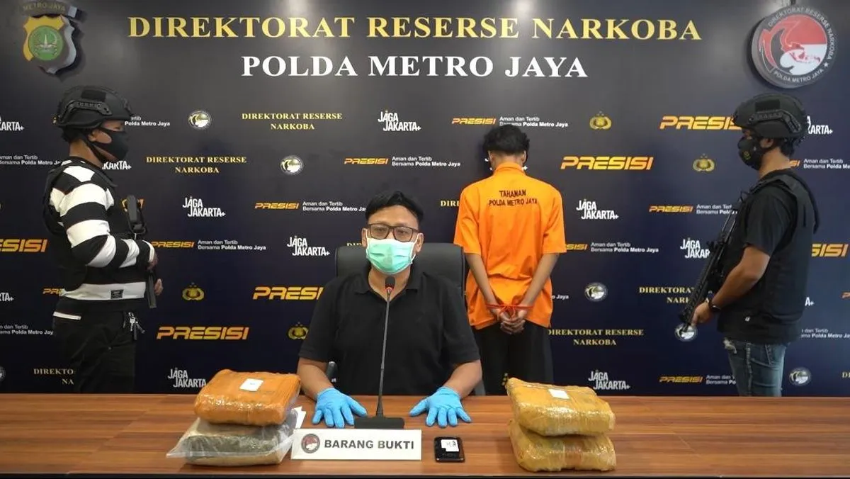Petugas kepolisian mengamankan barang bukti ganja hasil pengungkapan kasus di Palmerah, Jakarta Barat.