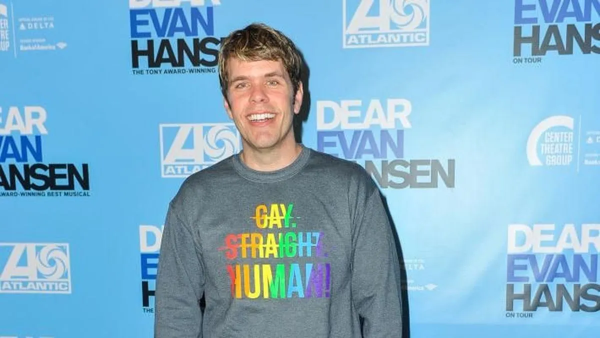Perez Hilton menjalani penanganan medis usai insiden krisis kesehatan mental saat siaran langsung di TikTok
