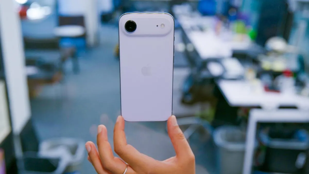Tampilan perangkat iPhone Air dengan desain bodi tipis.