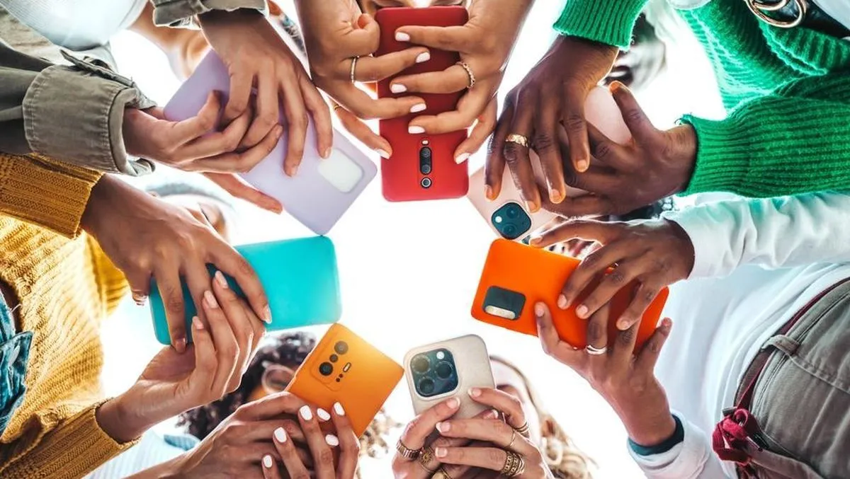 Ilustrasi deretan perangkat smartphone global yang menghadapi kenaikan harga akibat krisis komponen memori dan RAM.