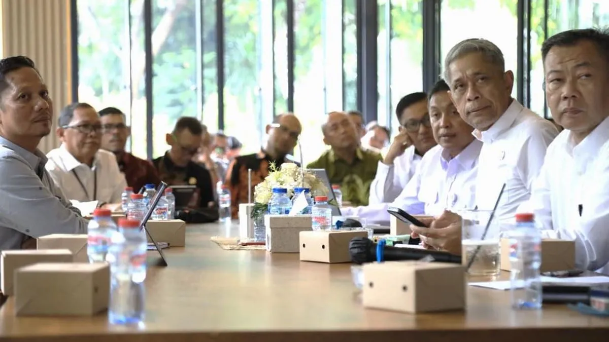 Wakil Menteri Sosial Agus Jabo Priyono saat menerima laporan progres pembangunan Sekolah Rakyat dari pimpinan daerah di Jakarta