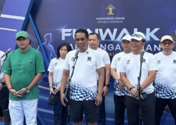 Menteri Hukum Supratman Andi Agtas saat mengikuti jalan santai di Car Free Day Jalan Rasuna Said Jakarta