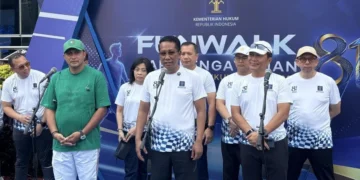 Menteri Hukum Supratman Andi Agtas saat mengikuti jalan santai di Car Free Day Jalan Rasuna Said Jakarta