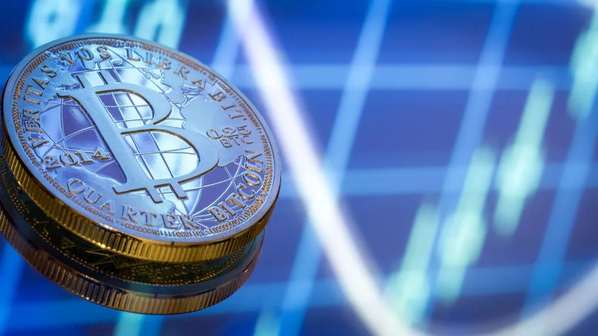 Ilustrasi mata uang kripto Bitcoin dan dompet digital