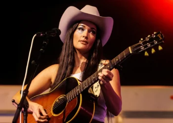 Kacey Musgraves saat tampil di atas panggung