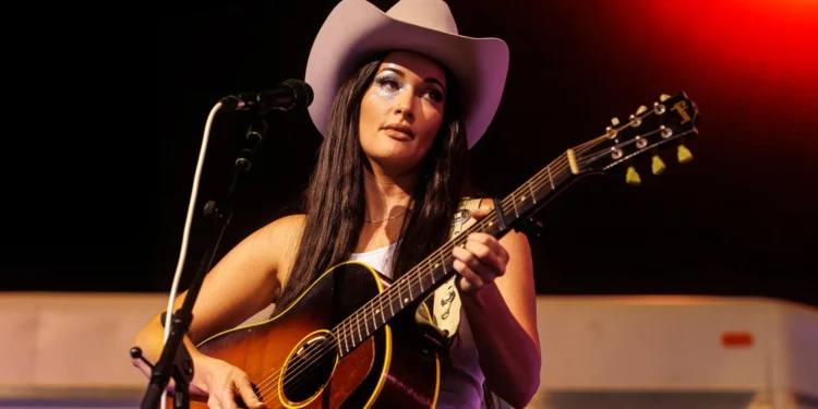 Kacey Musgraves saat tampil di atas panggung