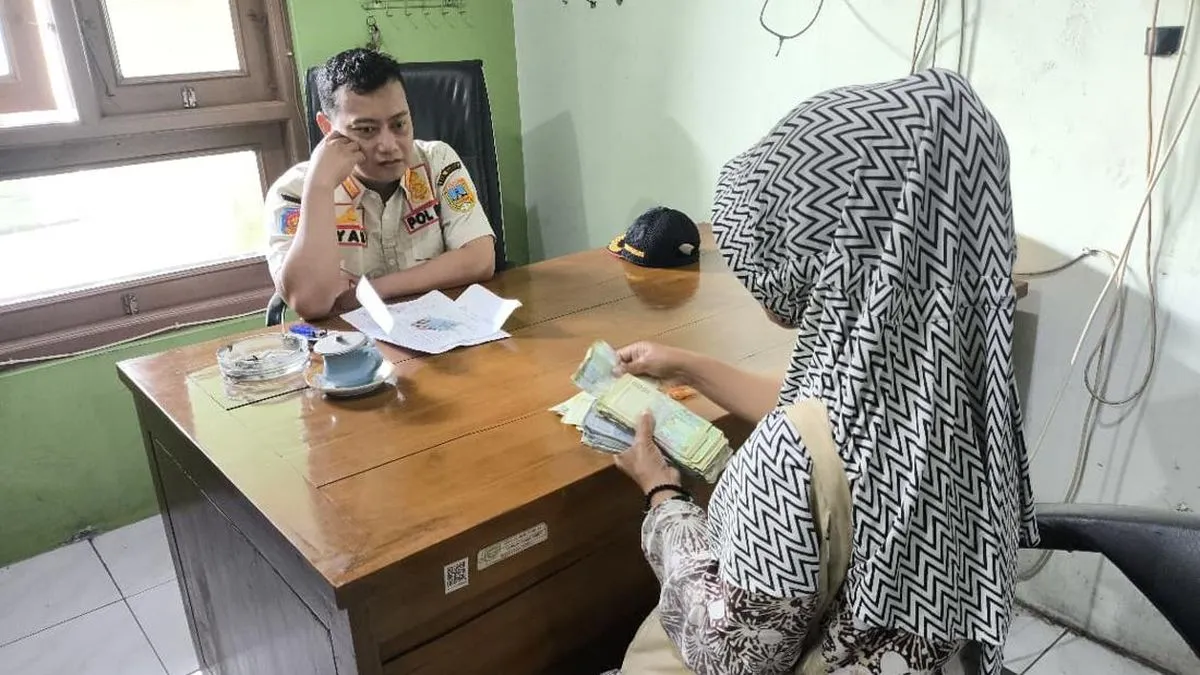 Penertiban pengemis oleh petugas Satpol PP Kabupaten Kudus di kawasan Menara Kudus.