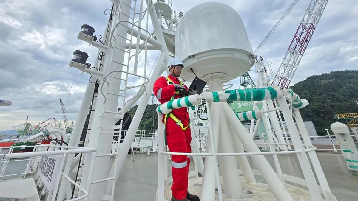 Kapal berlayar di laut lepas yang didukung konektivitas satelit Telkomsat