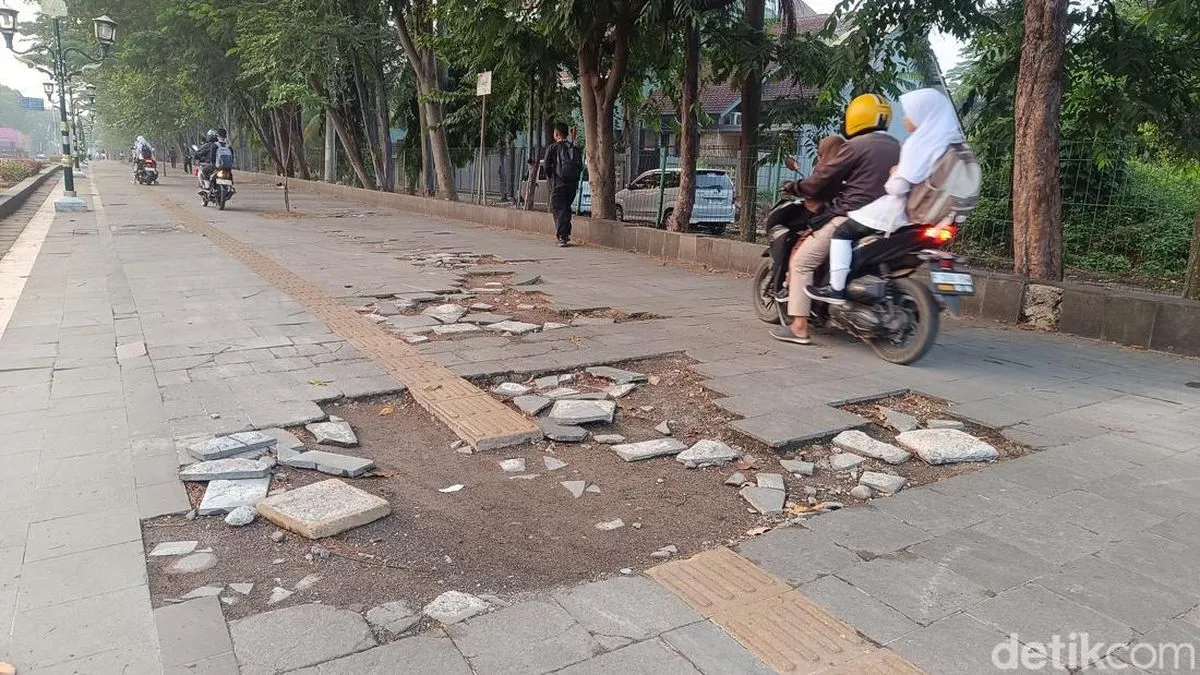 Kondisi trotoar rusak dengan batuan pecah berserakan di Jalan Alternatif Sentul Bogor