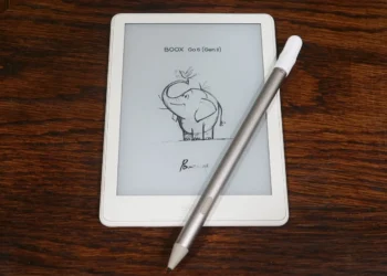 Perangkat e-reader Boox Go 6 Gen II berwarna putih krem dengan layar e-ink